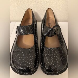 Alegria Paloma Mary Jane – Black Crinkle Patent – Women’s 38